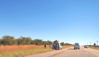 Roadside breakdown South Africa | photography by Sebastian Motsch