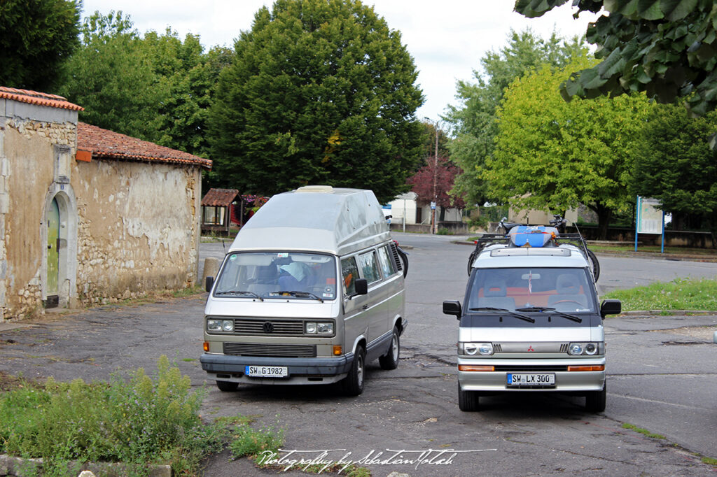 Volkswagen T3 and Mitsubishi L300 GLX France Photo by Sebastian Motsch
