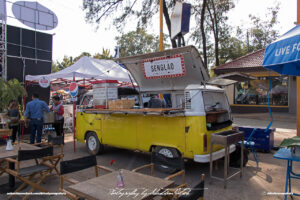 Volkswagen T2b Bay-Window Rear in Laos Vientiane Drive-by Snapshot by Sebastian Motsch