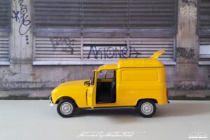 Renault R4 F4 La Poste Ebbro by Sebastian Motsch