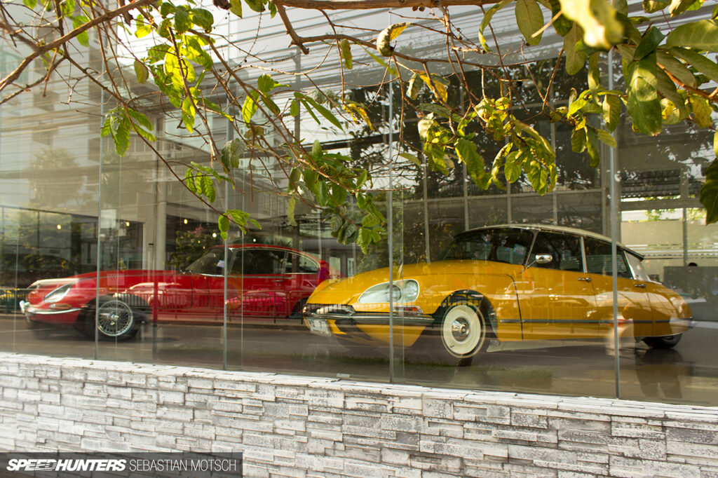 Citroen-DS-Jaguar-E-Type-in-Bangkok-Thailand-by-Sebastian-Motsch 1280px