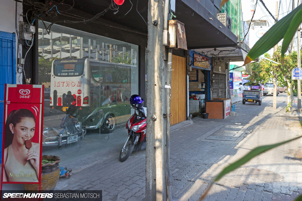 Volkswagen-Beetles-in-Bangkok-Thailand-by-Sebastian-Motsch 1280px