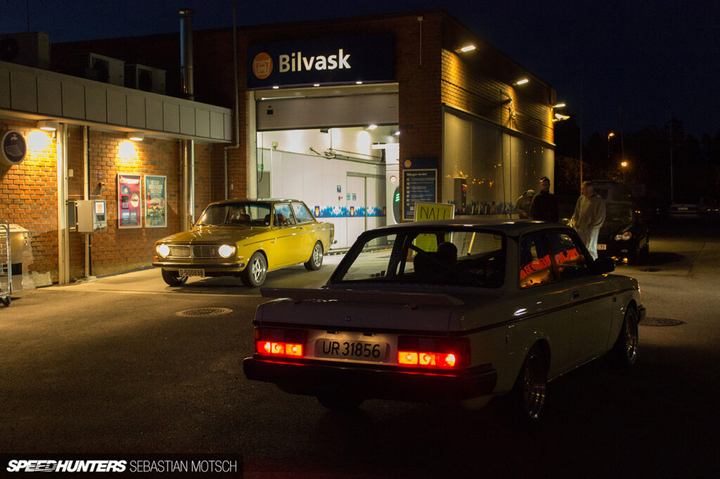 Volvo-142-242-in-Rakkestad-Norway-by-Sebastian-Motsch 1280px