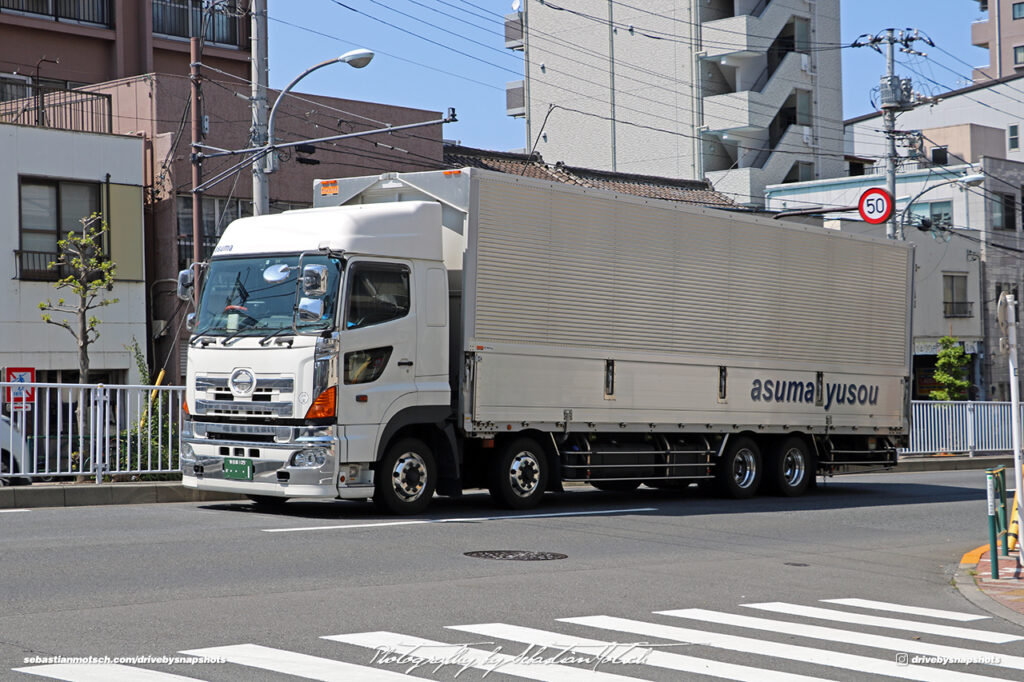 Japan Tokyo Sky Hino Truck Asuma Yusou by Sebastian Motsch