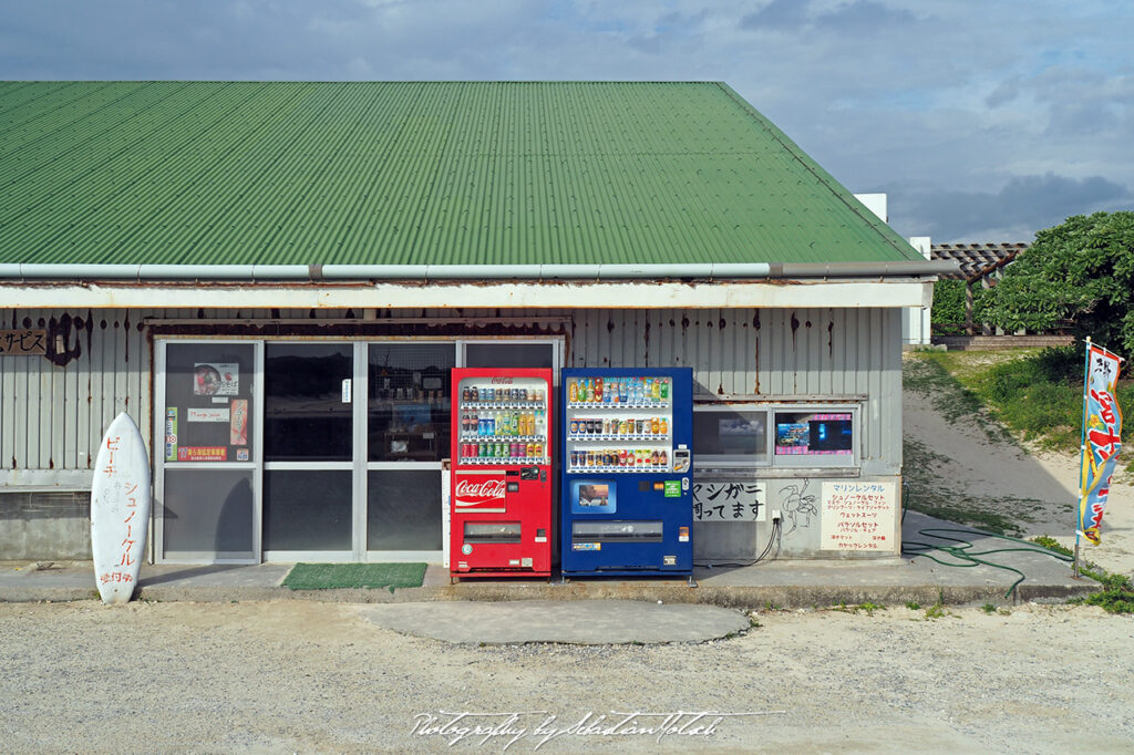 Japan Ibaru-jima Toguchi-no-hama Beach Shop Photo by Sebastian Motsch