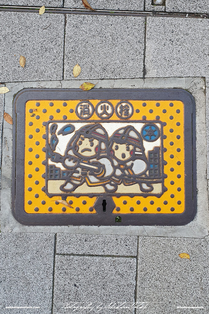 Fire Services Manhole Cover near Hamamatsucho Station Photo by Sebastian Motsch