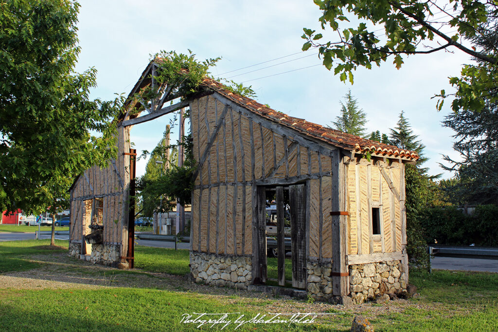 Architectural Monument in Mussidan France Photo by Sebastian Motsch