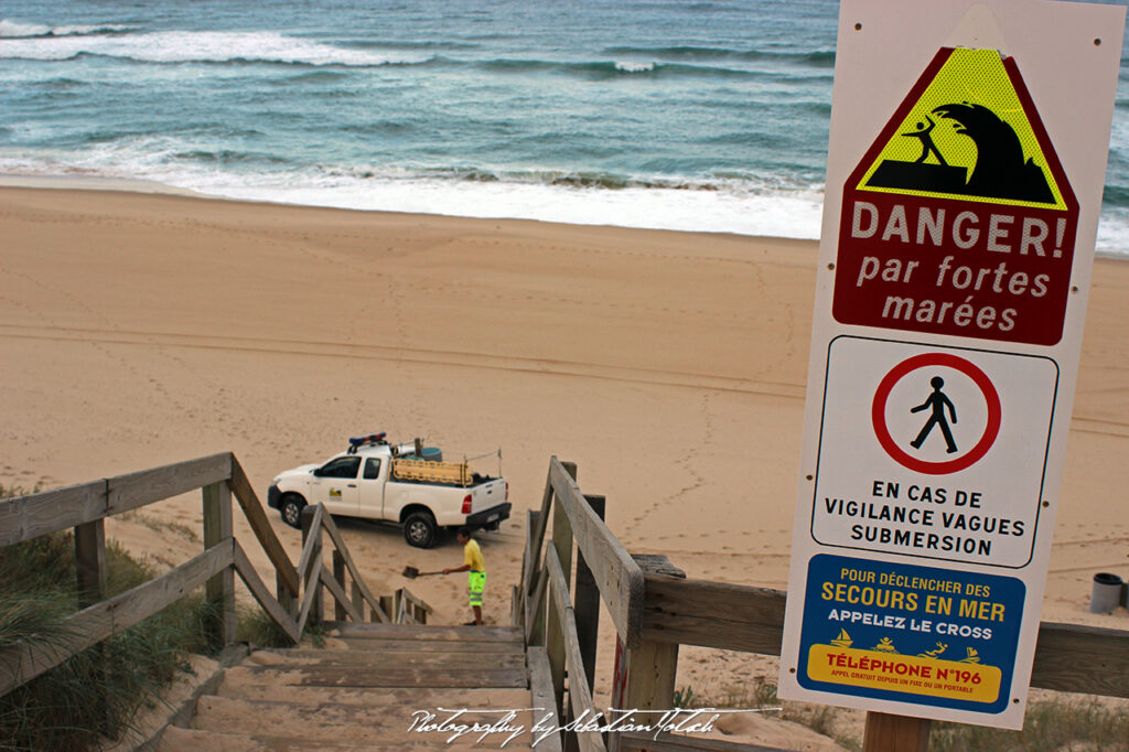 2015-09-16 Warning Signs Cap Homy Photo by Sebastian Motsch