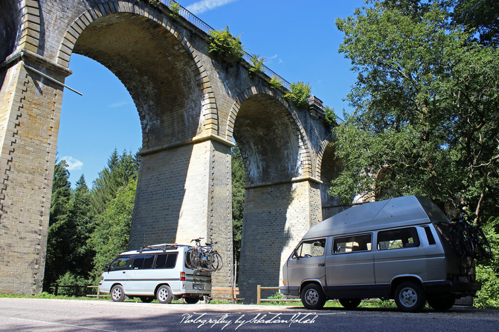 Mitsubishi L300 GLX and Volkswagen T3 Bridge Photo by Sebastian Motsch