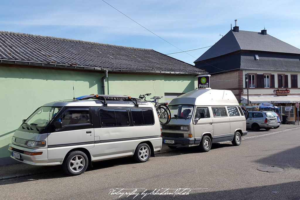 Mitsubishi L300 GLX and Volkswagen T3 France Photo by Sebastian Motsch