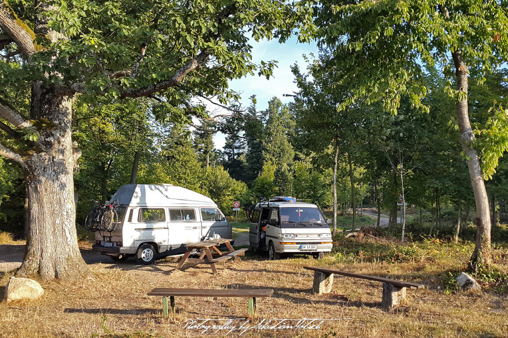 Volkswagen T3 and Mitsubishi L300 GLX Photo by Sebastian Motsch