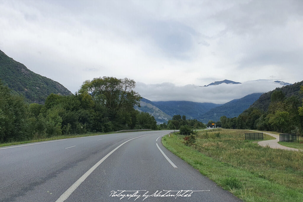 2021-09-28 France St-Bertrand de Comminges Curve Photography by Sebastian Motsch