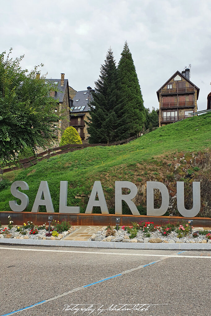 2021-09-28 Spain Salardu Sign Photography by Sebastian Motsch