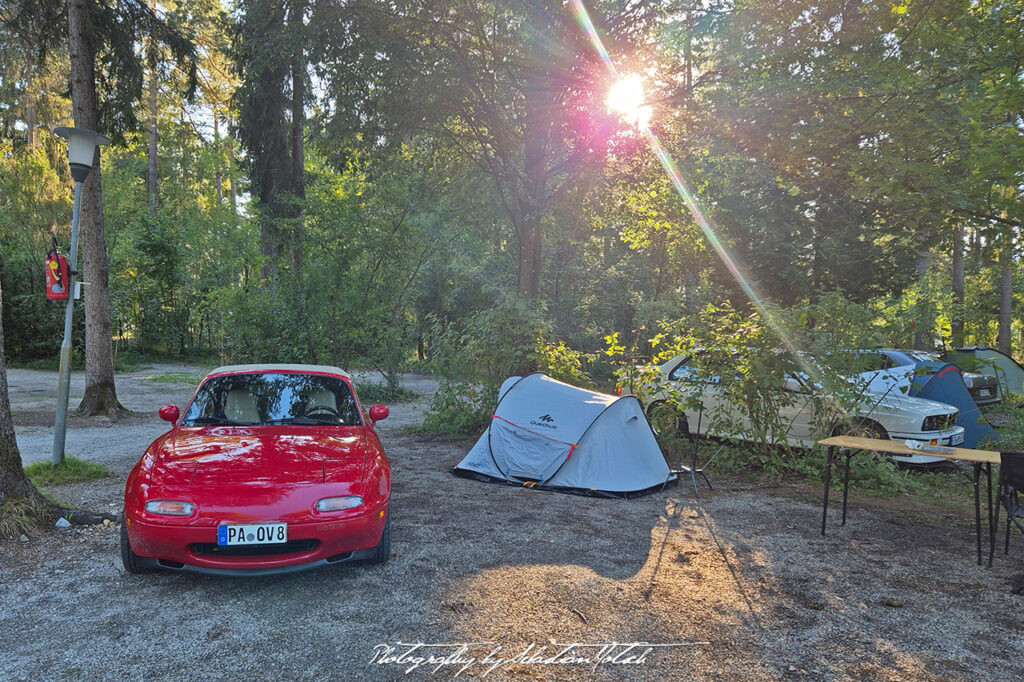 Mazda Miata NA and BMW E30 M3 Strandcamping Anderwald Photography by Sebastian Motsch