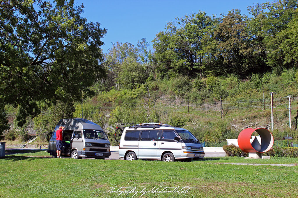Mitsubishi L300 GLX and VW T3 France Photo by Sebastian Motsch