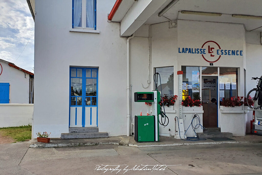 2021-10-02 France Lapalisse Essence Photography by Sebastian Motsch